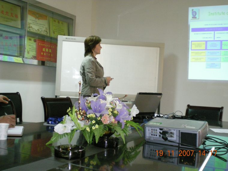 Violetta wygasza referat w Hefei (Chiny)