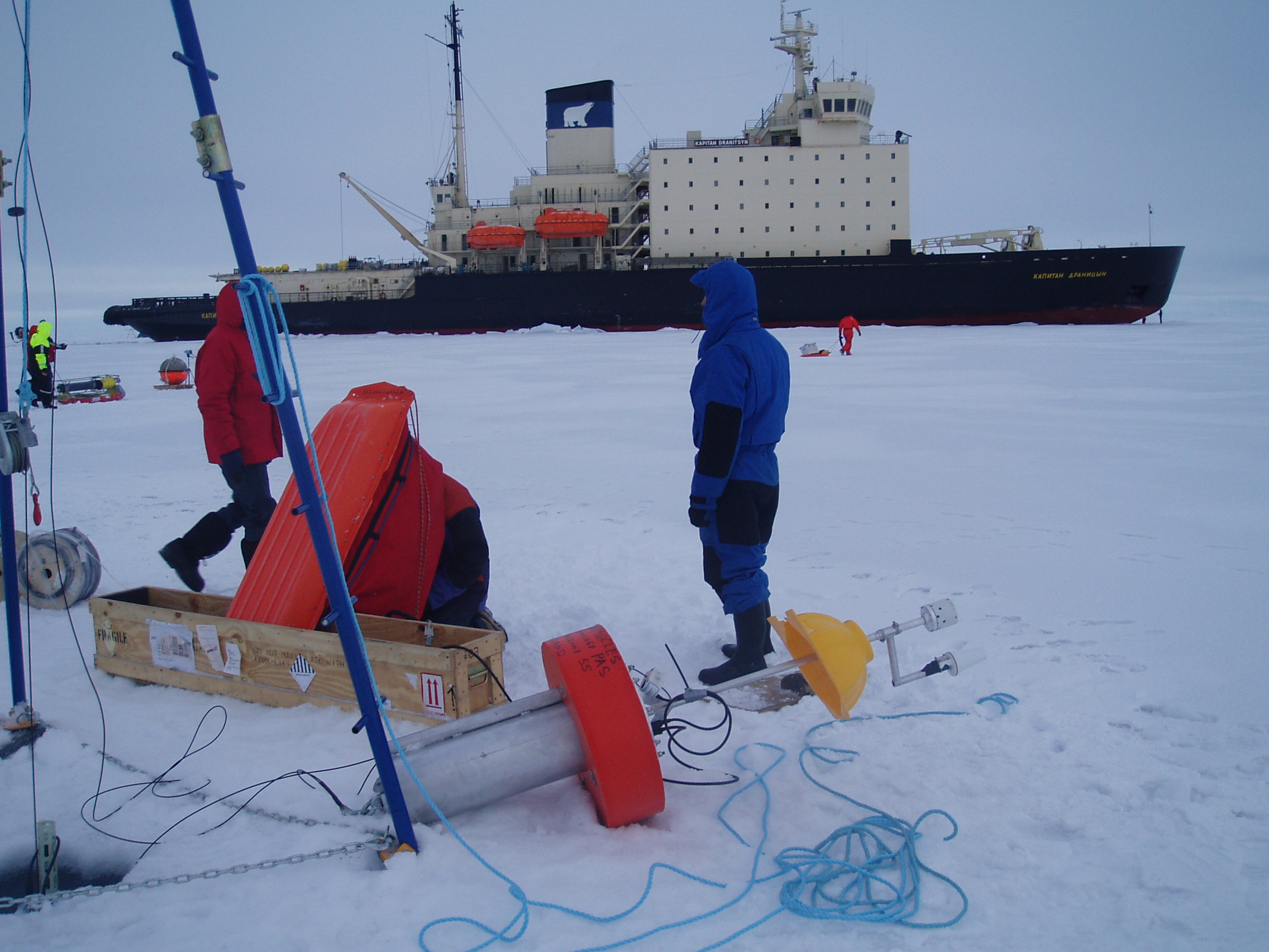 Work on the ice. Photo: Piotr Wieczorek